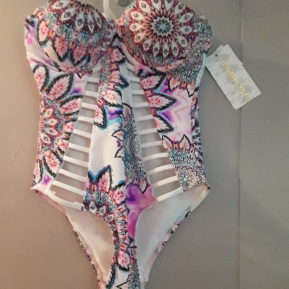 One piece strapless swim suit